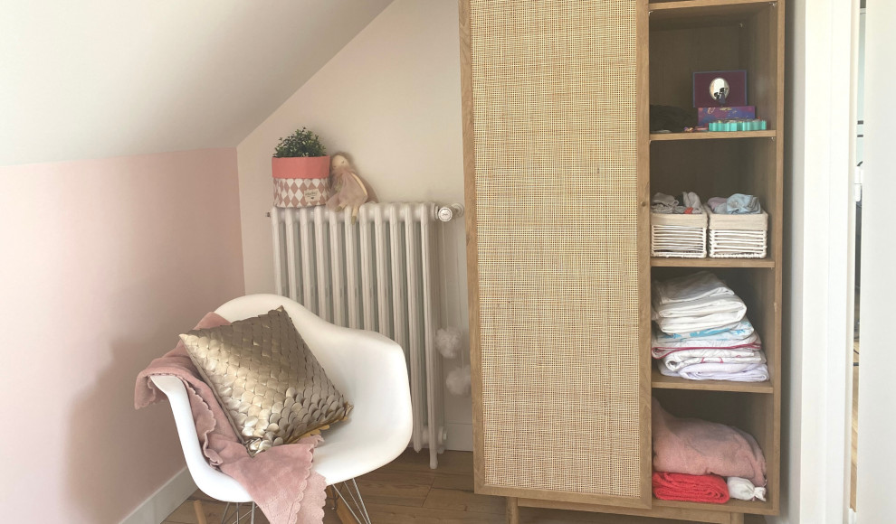 This is an example of a mid-sized midcentury kids' bedroom for kids 4-10 years old and girls in Paris with pink walls, light hardwood floors, beige floor, exposed beam and wallpaper.