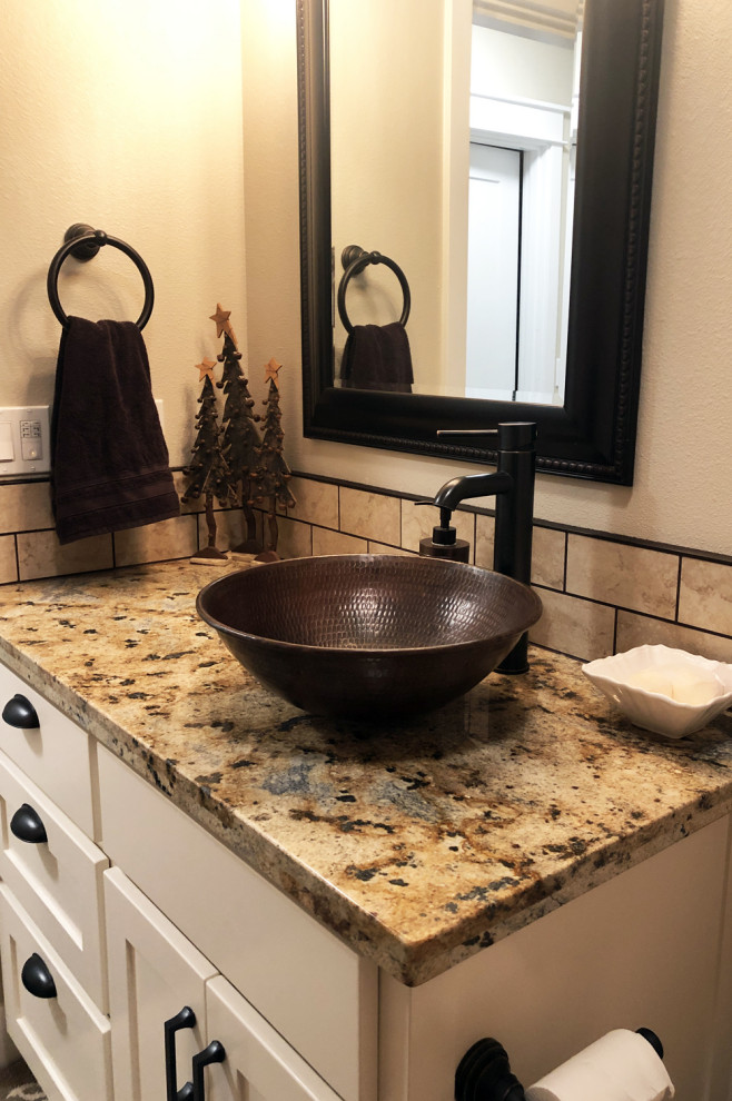 Cette photo montre une salle de bain montagne avec une vasque et meuble simple vasque.