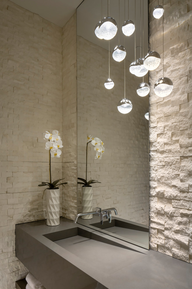 Стильный дизайн: огромная ванная комната в стиле модернизм с плоскими фасадами, серыми фасадами, белой плиткой, белыми стенами, полом из травертина, раковиной с несколькими смесителями, белым полом, серой столешницей, тумбой под одну раковину, подвесной тумбой и любой отделкой стен - последний тренд