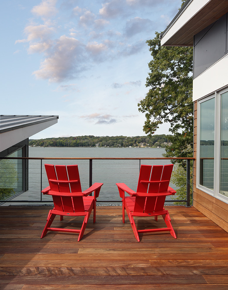 Balcony - contemporary balcony idea in Milwaukee