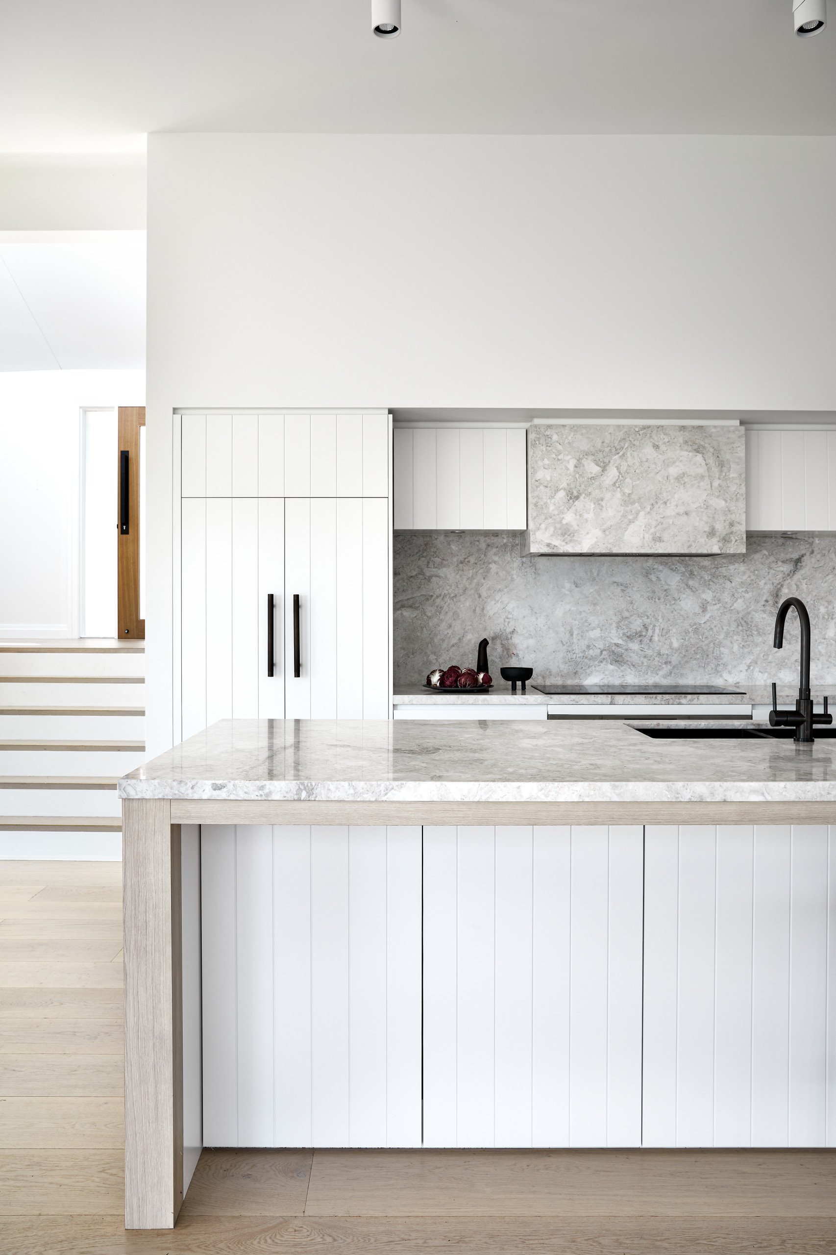 13+ Black and White Kitchen with Gold Hardware ( TIMELESS )