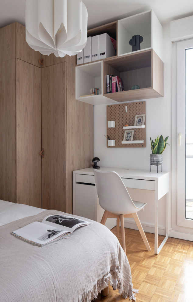 Kleines, Neutrales Skandinavisches Jugendzimmer mit Schlafplatz, weißer Wandfarbe, hellem Holzboden, beigem Boden und Tapetenwänden in Lyon
