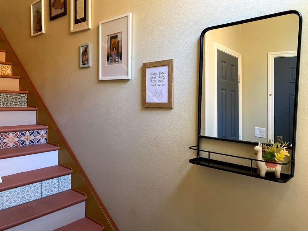 Свежая идея для дизайна: прямая лестница в стиле фьюжн с крашенными деревянными ступенями, крашенными деревянными подступенками и деревянными перилами - отличное фото интерьера