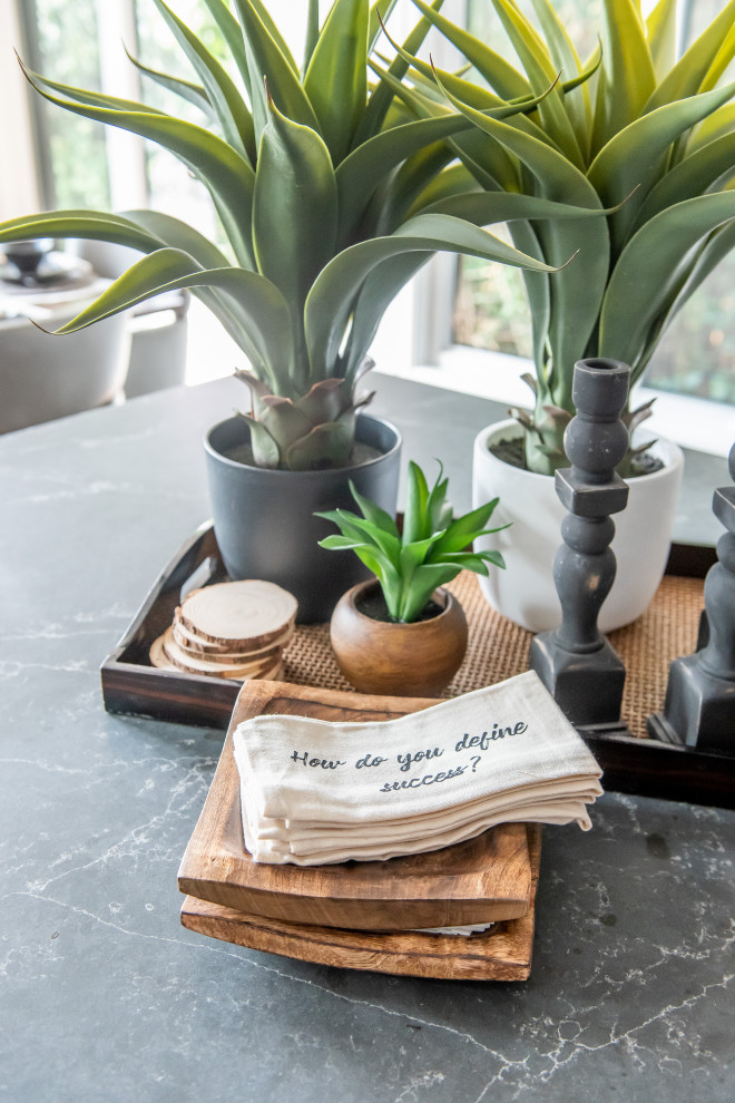 Transitional home design photo in Toronto