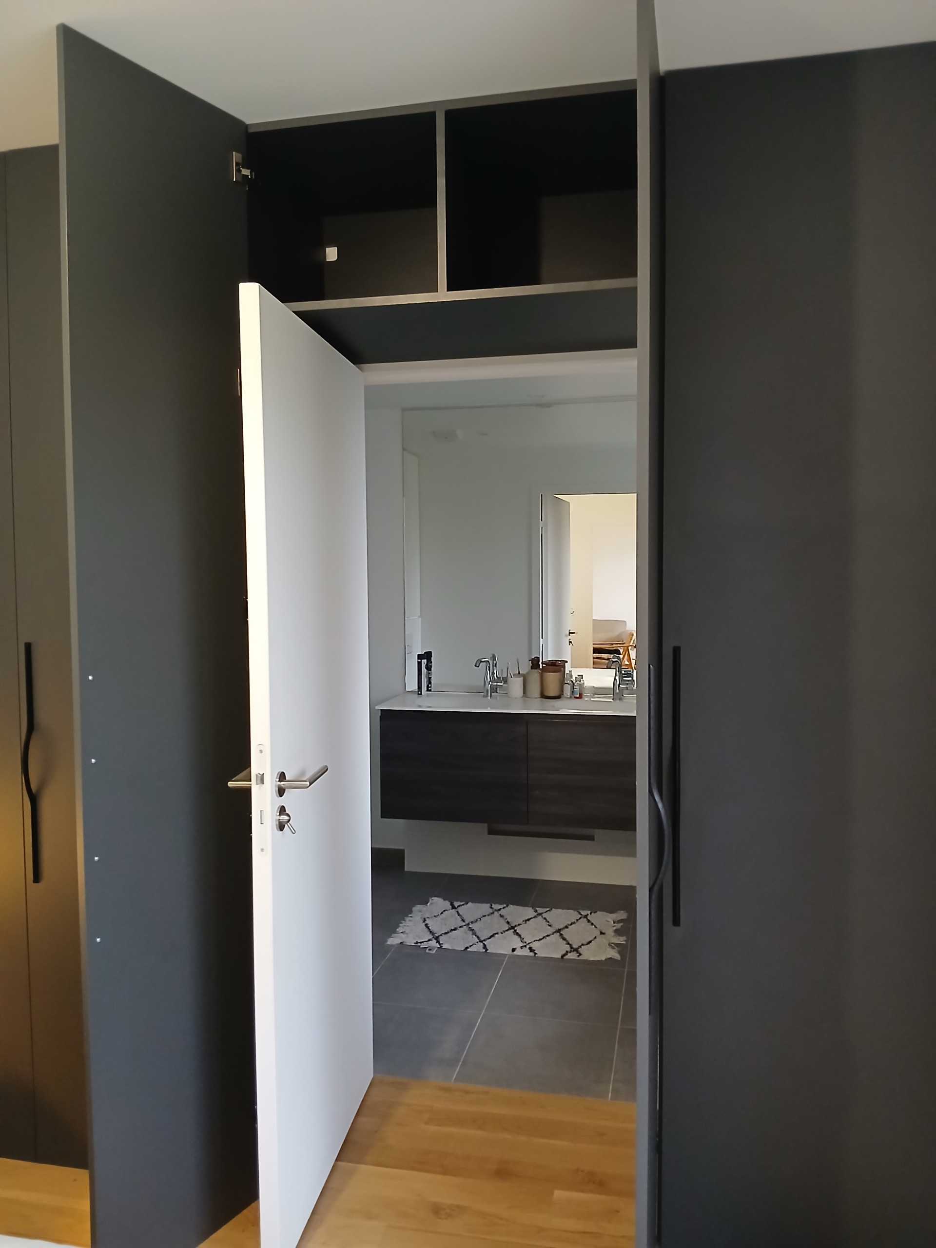 dressing sur mesure avec porte cachée