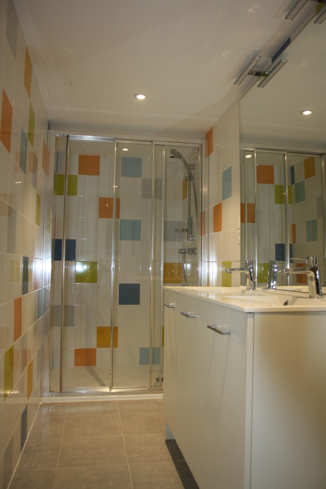 This is an example of a small contemporary kids bathroom in Dijon with an alcove shower, orange tile, ceramic tile, ceramic floors, a console sink, grey floor, a sliding shower screen and white benchtops.
