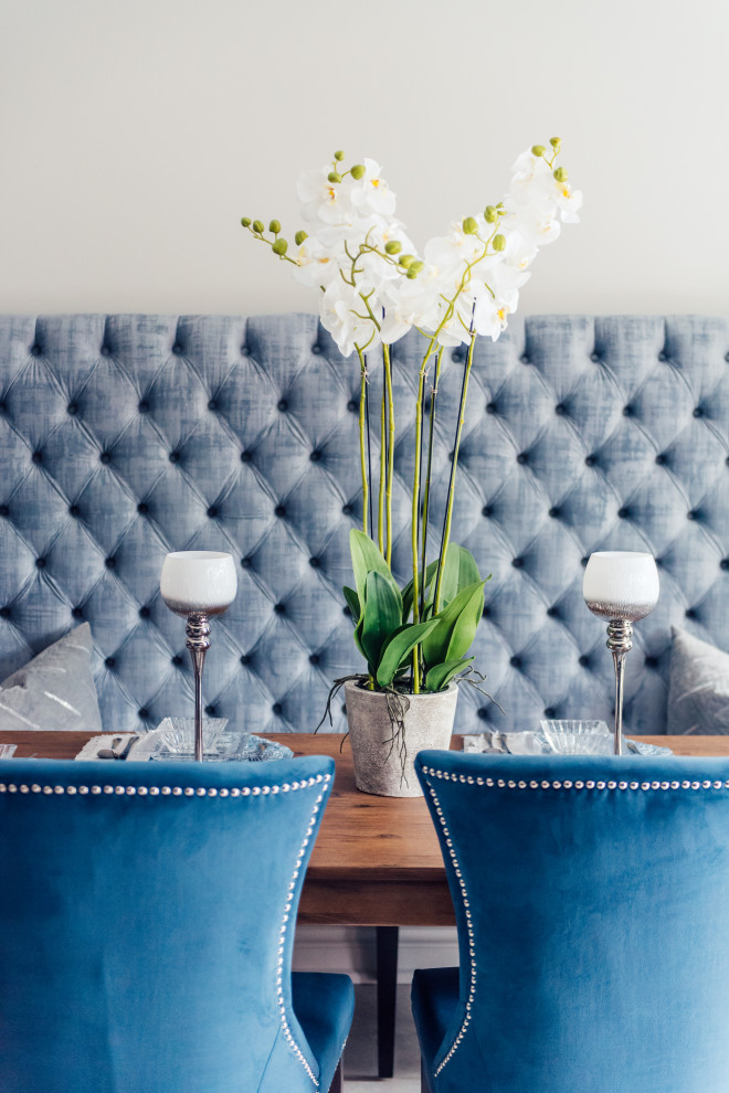 Example of a transitional home design design in Toronto