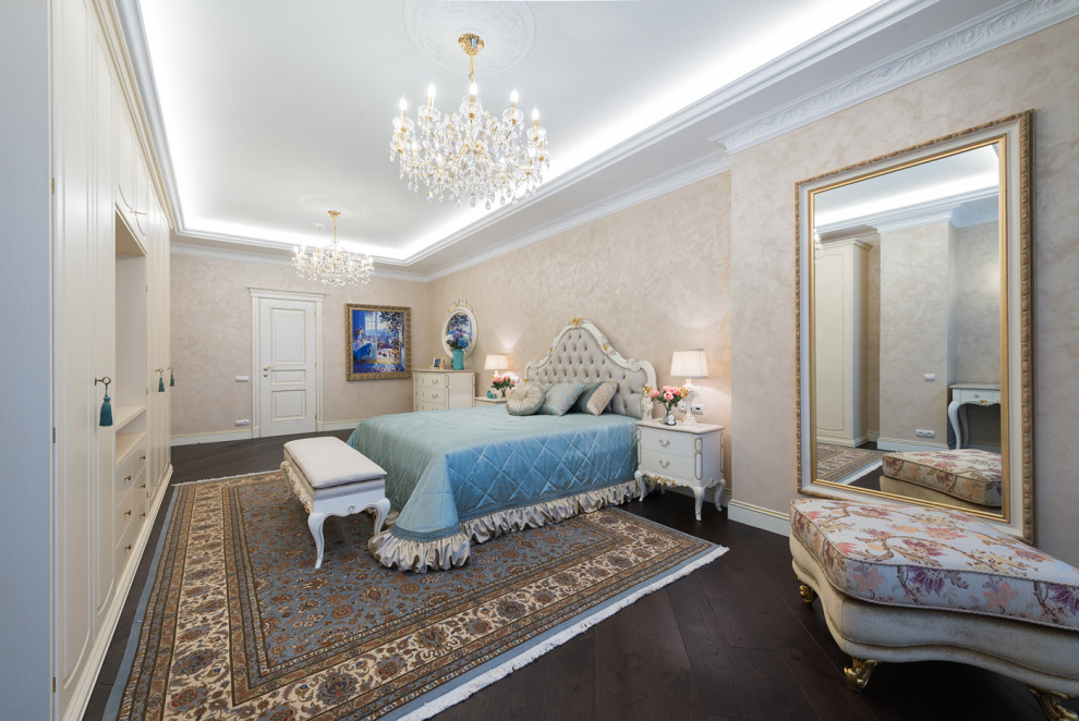 This is an example of a large transitional bedroom in Moscow.
