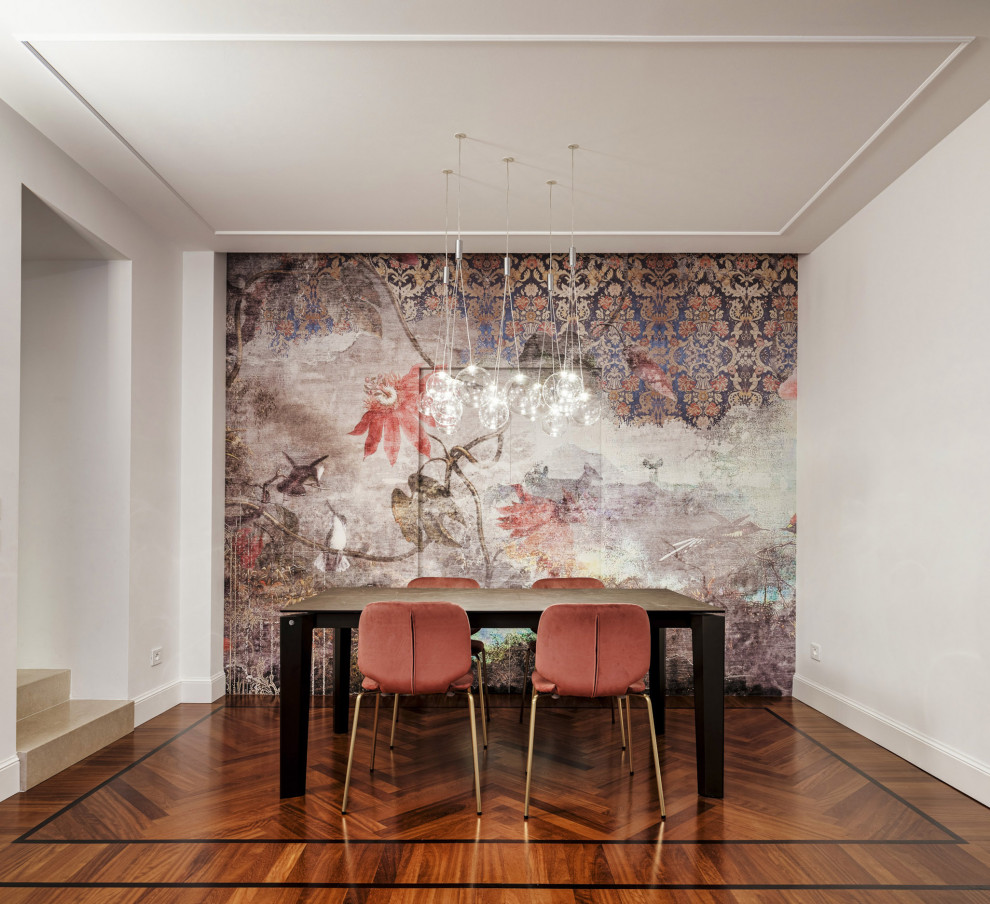 Inspiration pour une salle à manger ouverte sur le salon design avec un mur multicolore, parquet foncé, un sol marron, un plafond décaissé et du papier peint.