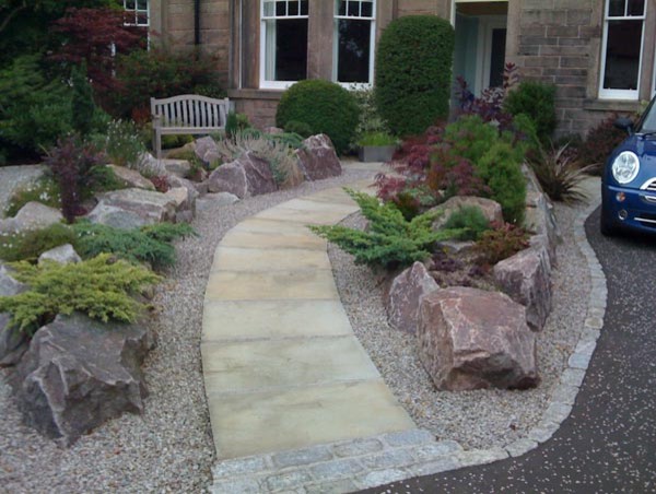 Photo of a contemporary landscaping in Glasgow.
