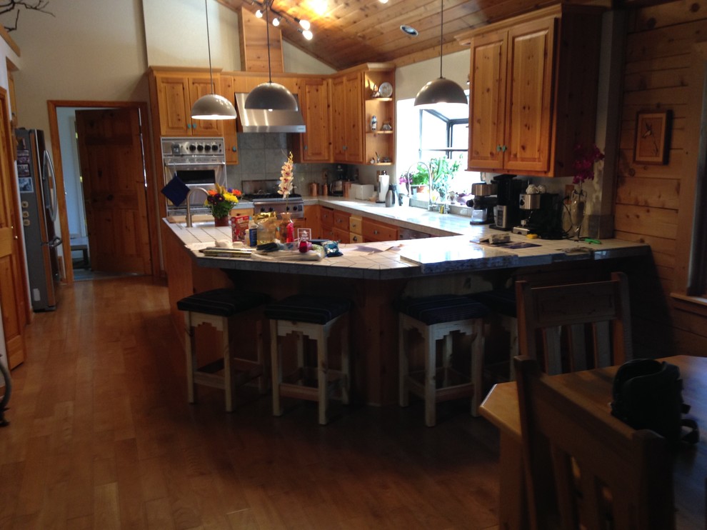 Mountain style kitchen photo in Sacramento