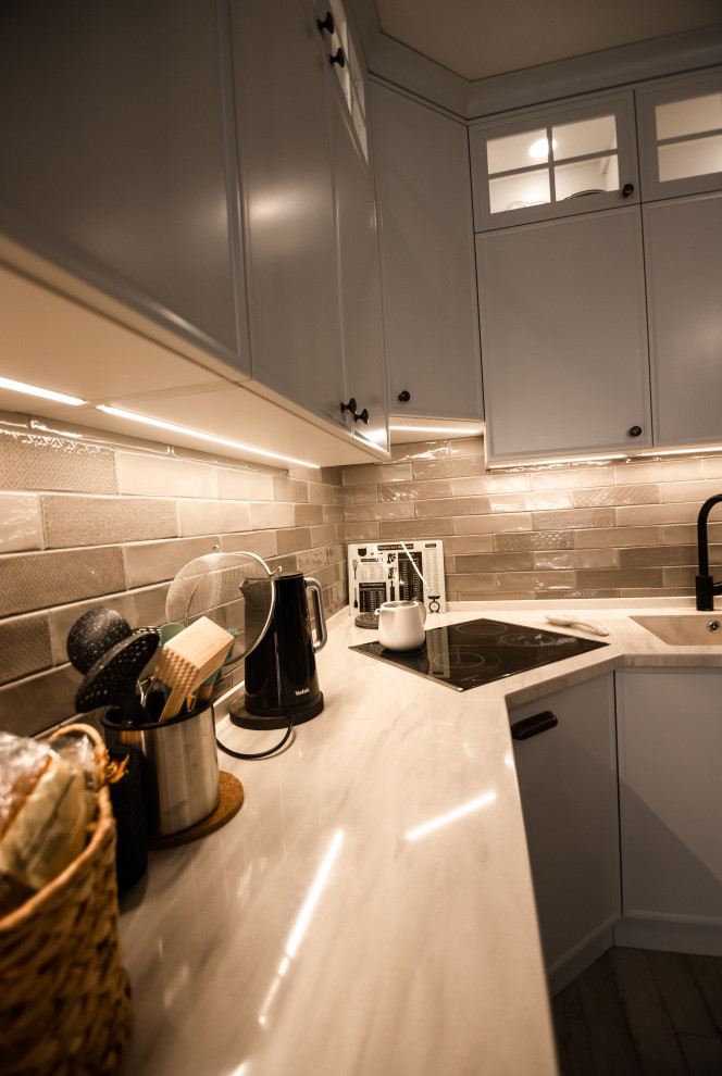 Светлая кухня с деревянными элементами