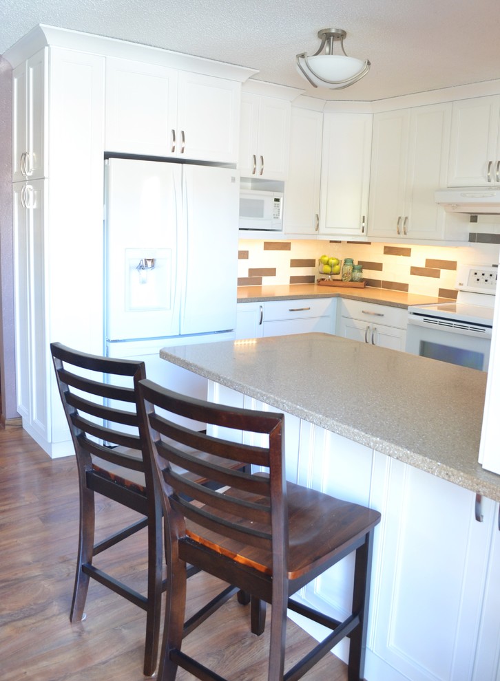 Inspiration for a mid-sized transitional kitchen remodel