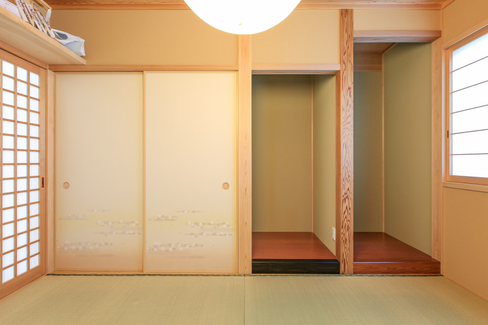 Imagen de dormitorio minimalista con tatami y madera