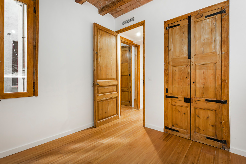 Foto de habitación de invitados romántica pequeña con paredes blancas, suelo de baldosas de cerámica y suelo multicolor