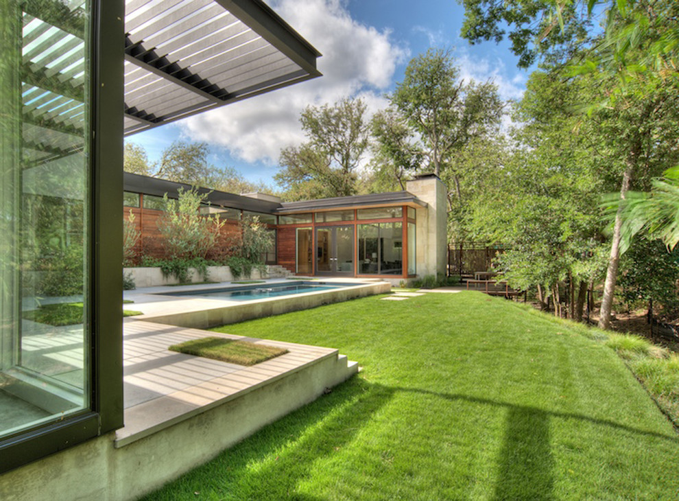 Design ideas for a contemporary backyard garden in Austin.