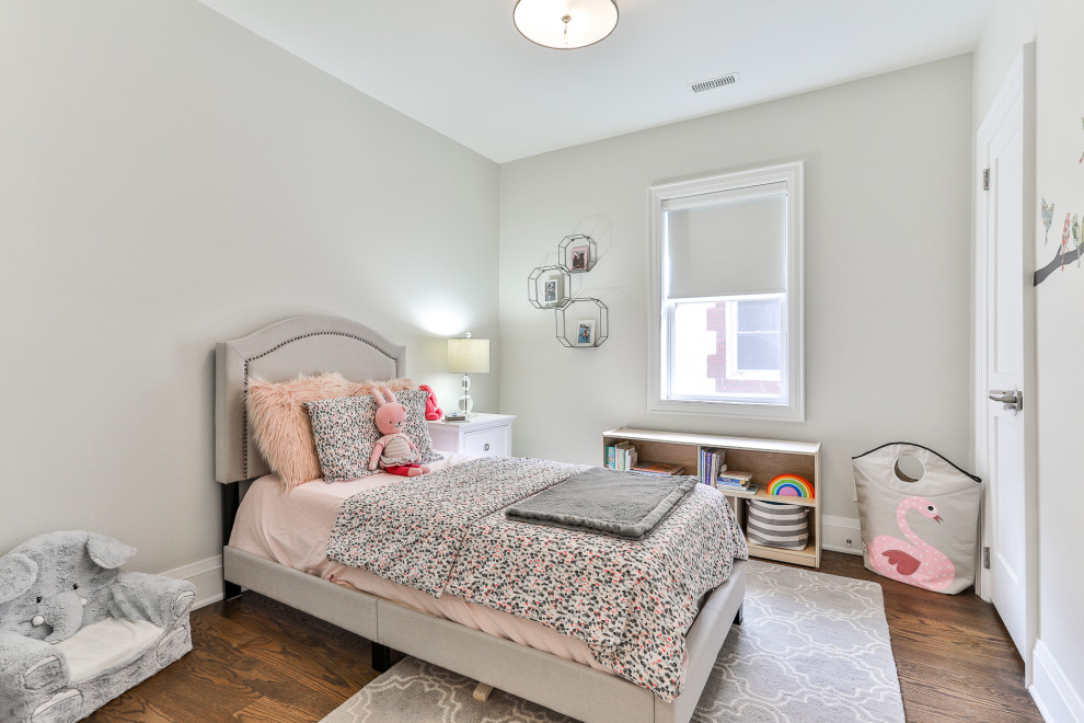 Example of a transitional home design design in Toronto