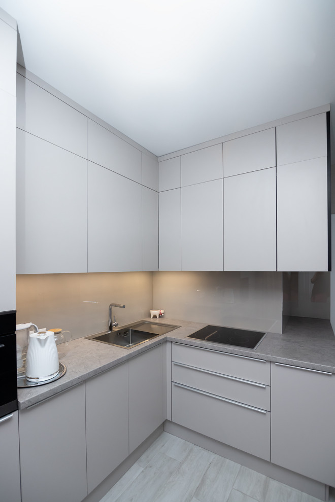 Современная угловая кухня в нежно-сером цвете