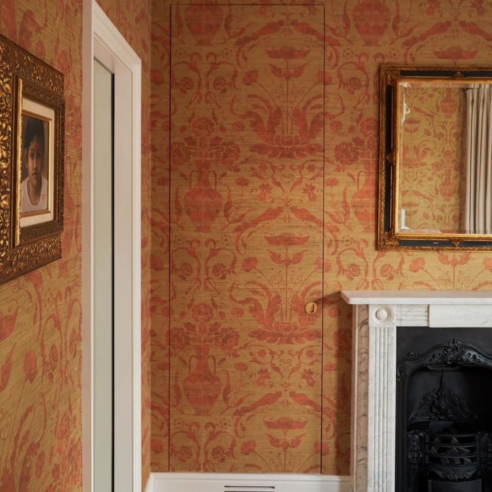 Mittelgroßes Eklektisches Gästezimmer mit bunten Wänden und Tapetenwänden in London