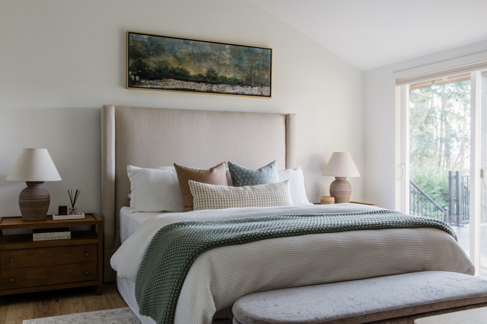 На фото: хозяйская спальня среднего размера в стиле неоклассика (современная классика) с белыми стенами, полом из винила, бежевым полом и сводчатым потолком