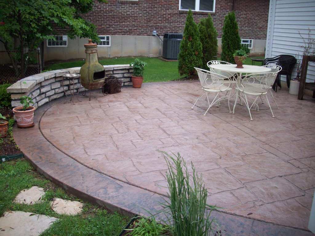 Creve Coeur, Missouri multi-pattern stamped concrete patio with stone sitting wa