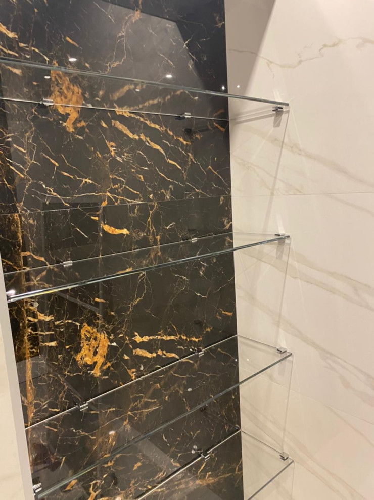 Стеклянные полочки в ванную