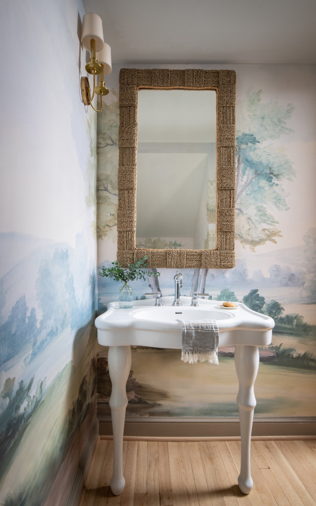 Foto di un piccolo bagno di servizio chic con ante bianche, pareti blu, parquet chiaro, lavabo a consolle, pavimento beige, mobile bagno freestanding e carta da parati