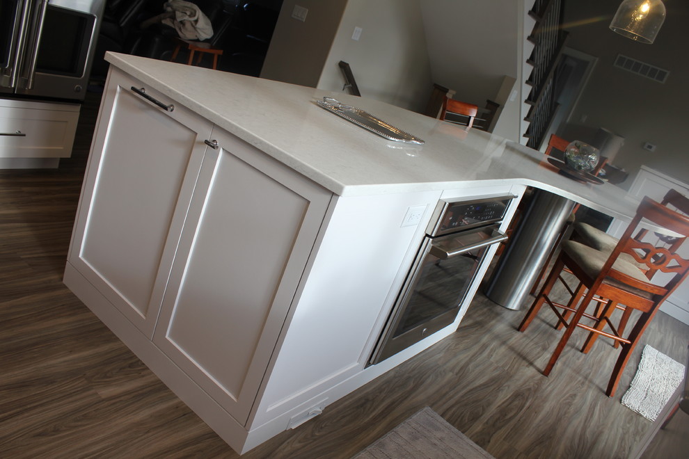 Transitional home design photo in Cedar Rapids