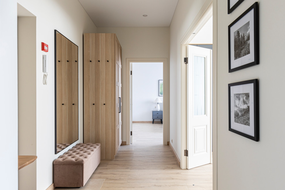 Двухкомнатная квартира под сдачу. Прихожая