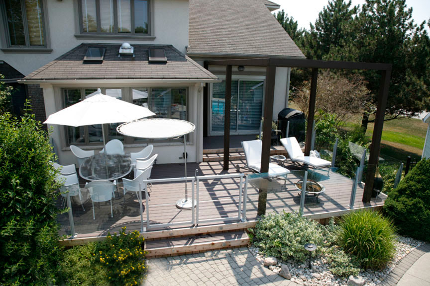 Inspiration for a modern home design remodel in Toronto