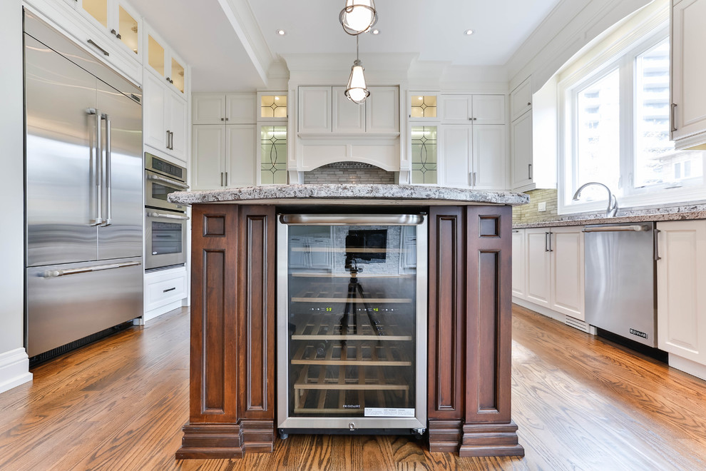 Kitchen - transitional kitchen idea in Toronto