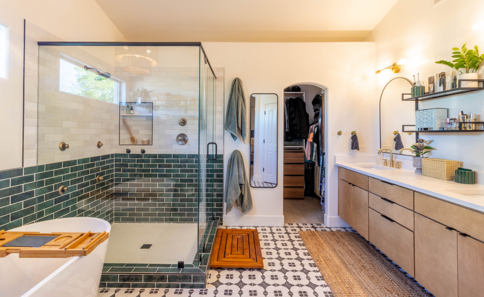 Пример оригинального дизайна: главная ванная комната среднего размера в стиле ретро с светлыми деревянными фасадами, отдельно стоящей ванной, открытым душем, зеленой плиткой, полом из цементной плитки, душем с распашными дверями и встроенной тумбой