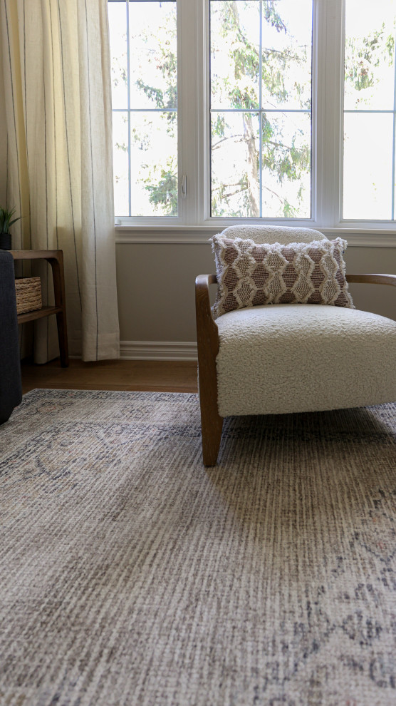 Example of a transitional home design design in Toronto