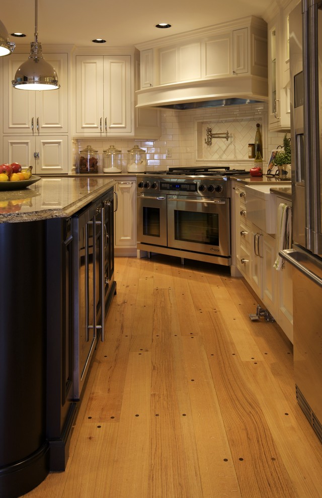 This is an example of a traditional kitchen in Portland with stainless steel appliances and a farmhouse sink.