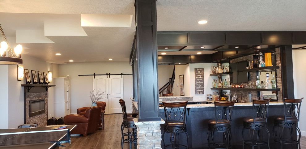 Diseño de sótano con puerta contemporáneo grande con bar en casa, chimenea lineal, marco de chimenea de yeso y bandeja