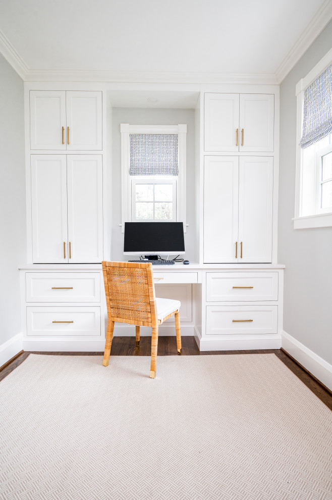Ejemplo de despacho blanco tradicional renovado con paredes grises, suelo de madera oscura, escritorio empotrado, suelo beige y bandeja