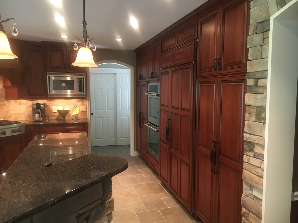 Kitchen - transitional kitchen idea in Cincinnati