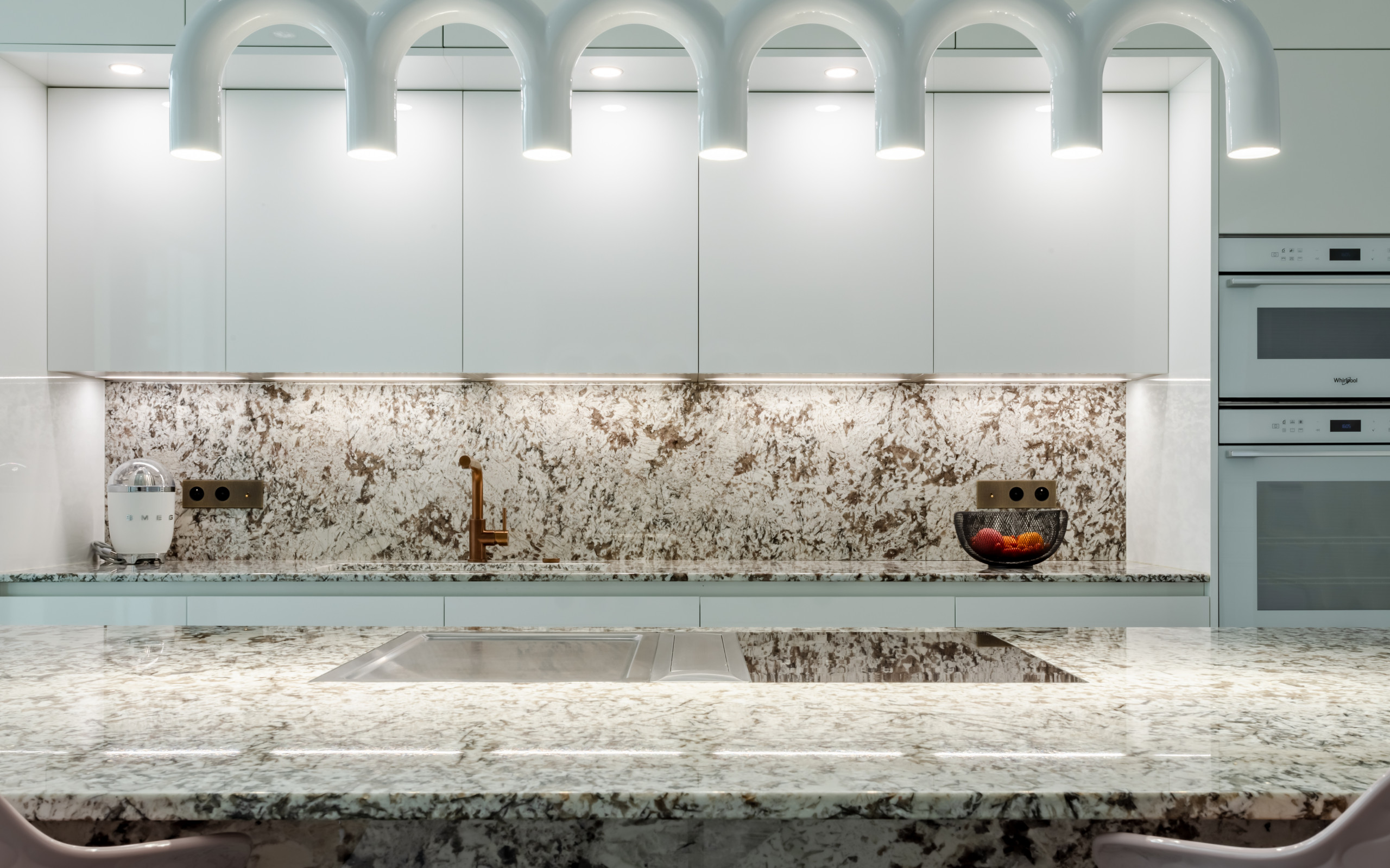 Rénovation d'une cuisine complète au granit Glacial Blue poli.