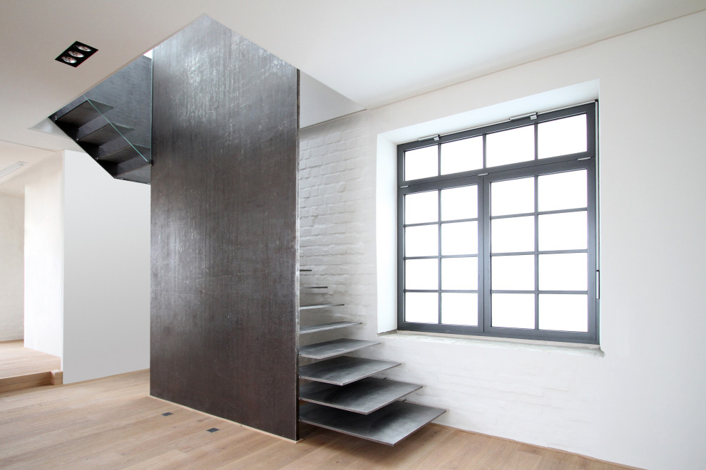 This is an example of a large contemporary staircase in Munich.