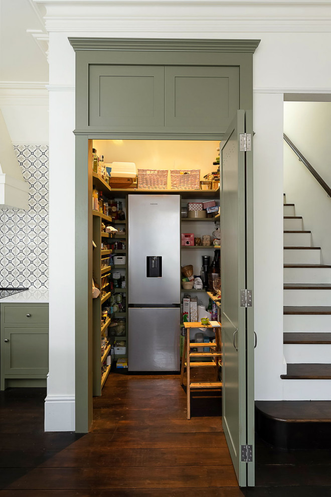 Exemple d'une cuisine chic de taille moyenne avec des portes de placards vertess, un électroménager en acier inoxydable et parquet foncé.