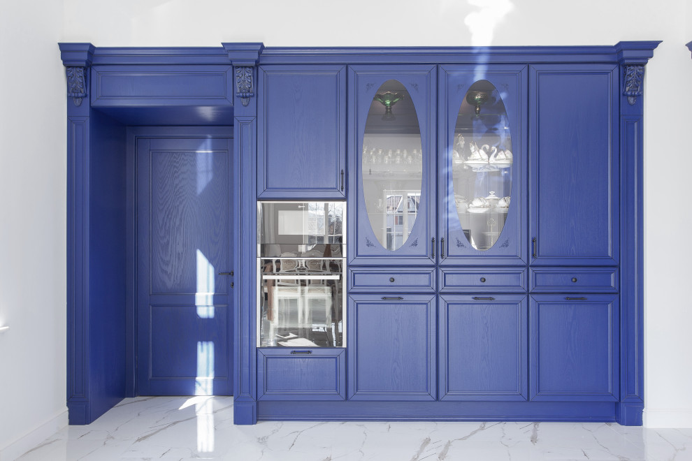 Кухня королевского синего цвета, массив ясеня, классика.