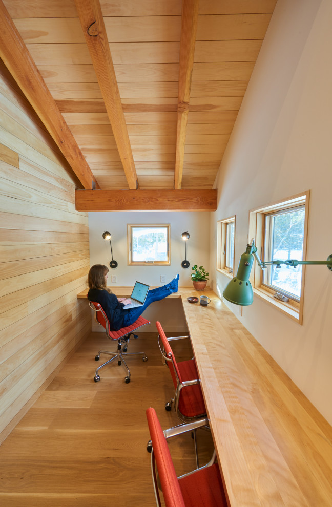 Idée de décoration pour un bureau chalet en bois de taille moyenne avec un mur blanc, un sol en bois brun, un bureau intégré, un sol marron et un plafond en bois.