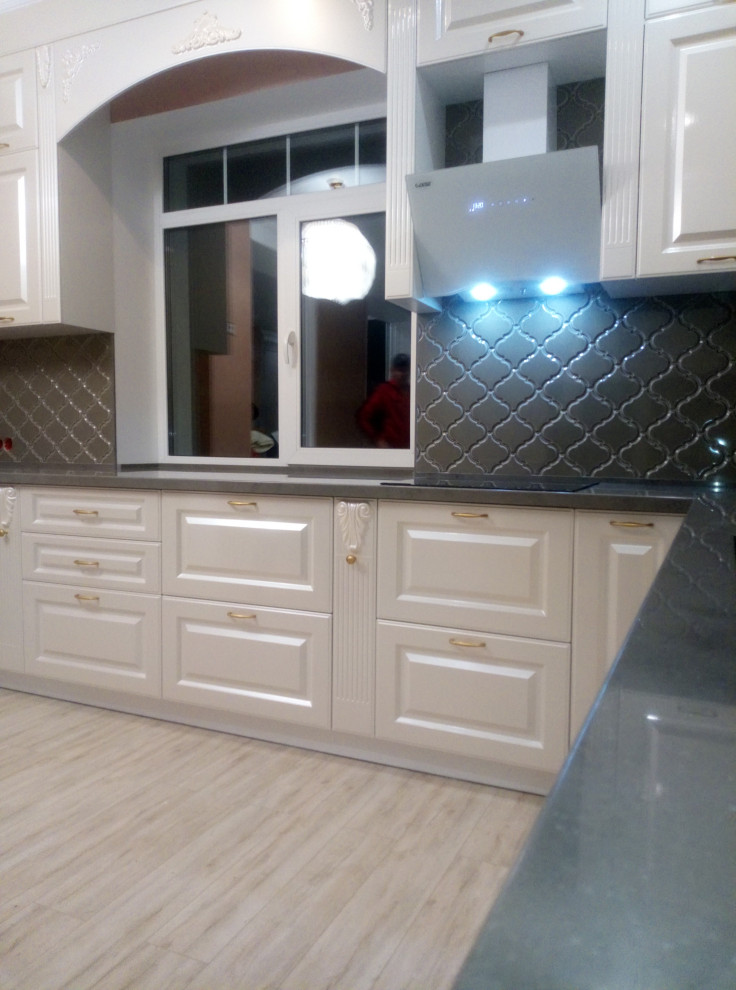 Кухня и гостиная с витринами