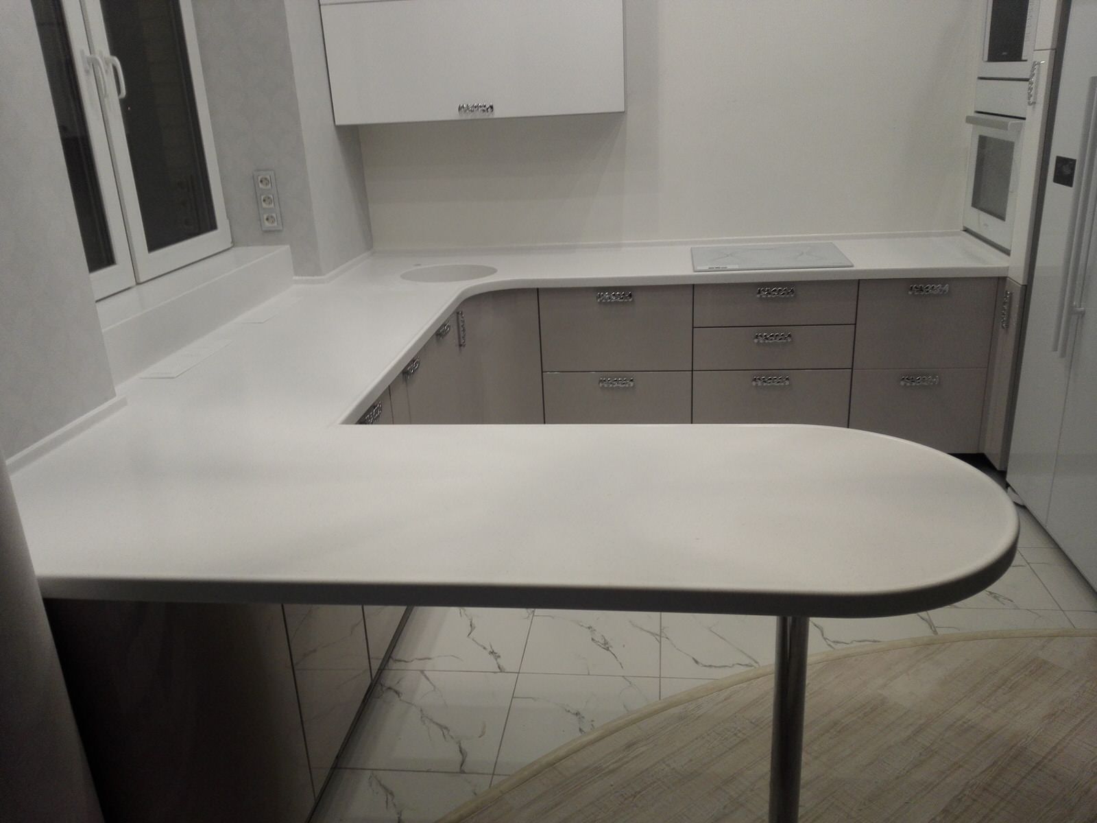 Столешница из искусственного камня белого цвета