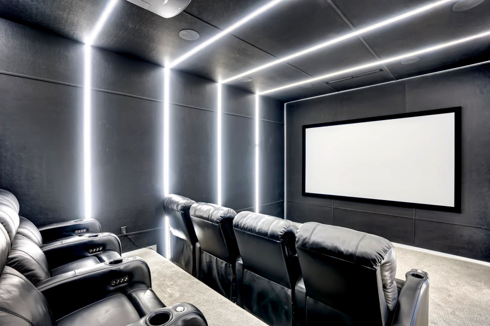 Exemple d'une salle de cinéma tendance de taille moyenne et fermée avec un mur noir, moquette, un écran de projection et un sol gris.