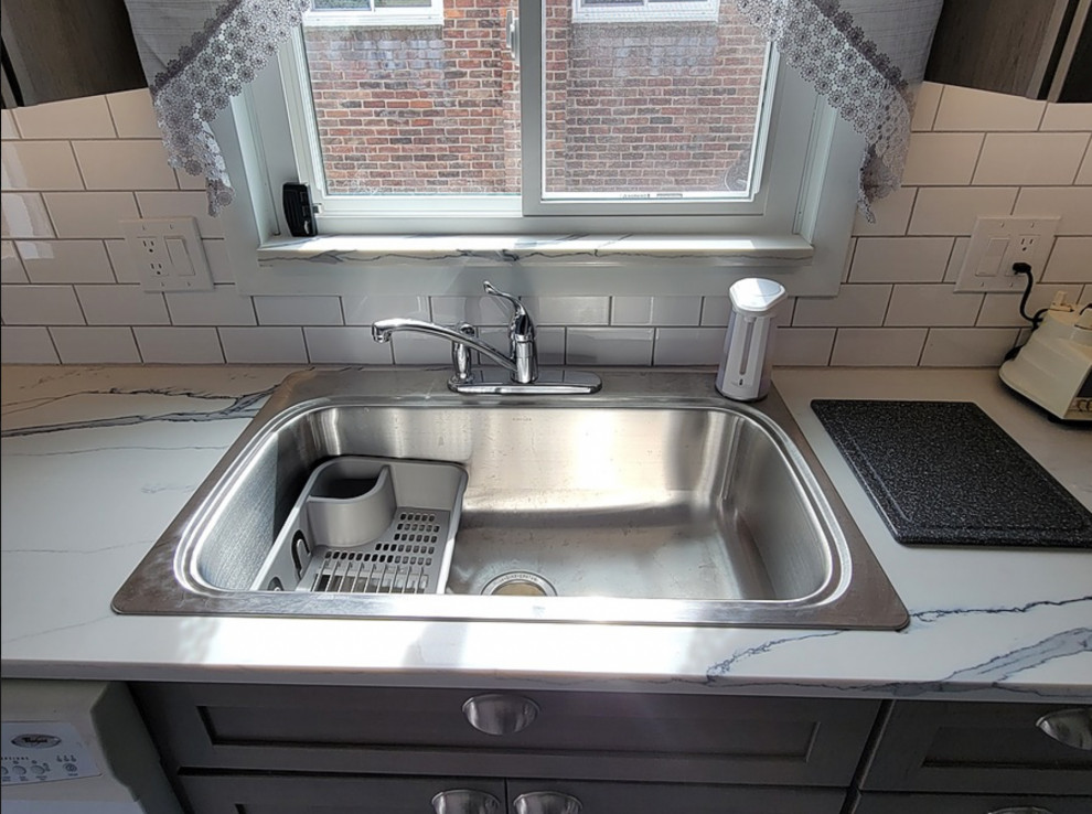 Kitchen - kitchen idea in Detroit