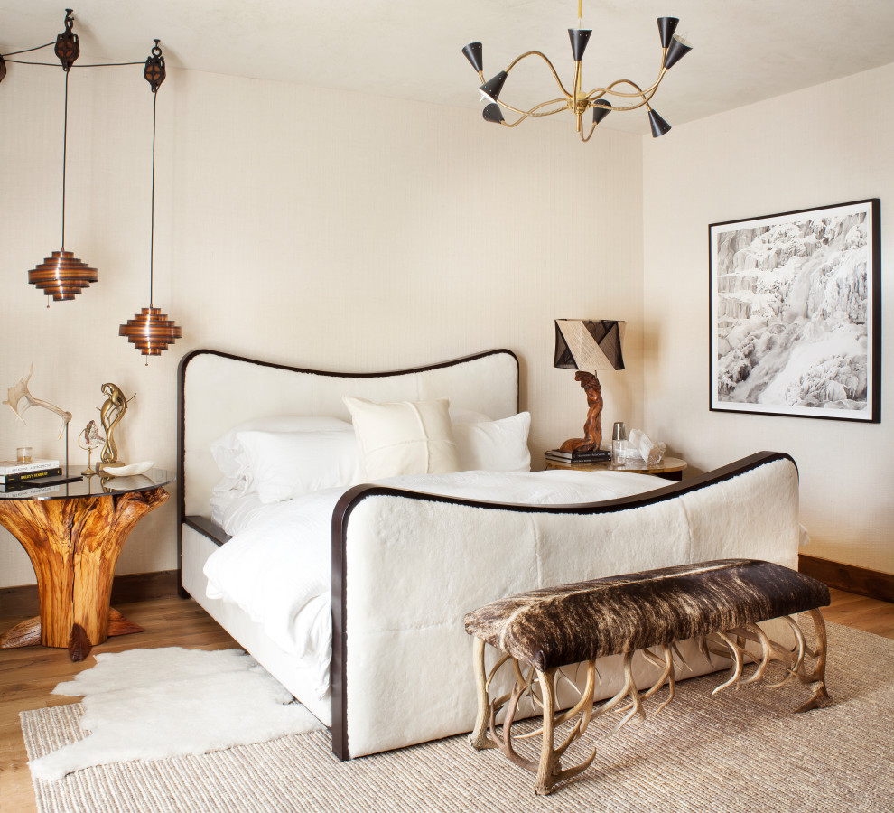 Cette photo montre une grande chambre d'amis tendance avec un sol en bois brun, un sol marron et un plafond en papier peint.