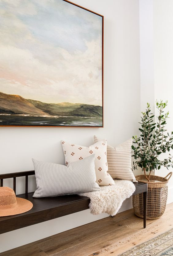 Foto de hall minimalista pequeño con paredes blancas, suelo de madera en tonos medios, puerta simple y suelo beige