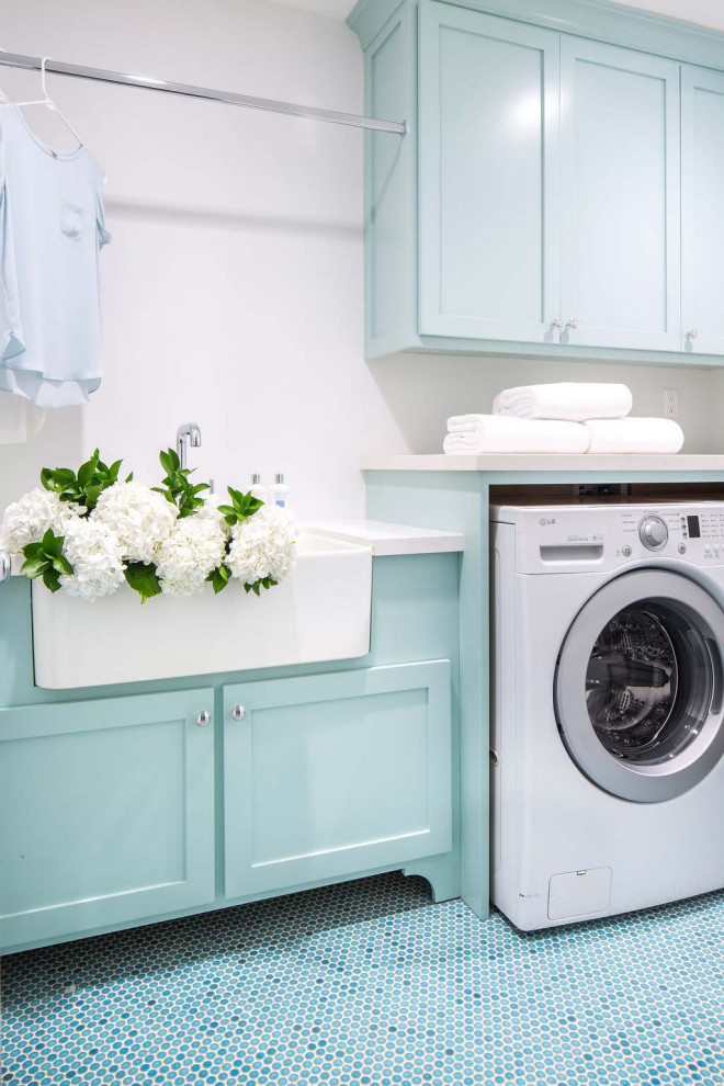 Idéer för ett mellanstort modernt vit grovkök, med en undermonterad diskho, gröna skåp, bänkskiva i kvarts och en tvättmaskin och torktumlare bredvid varandra