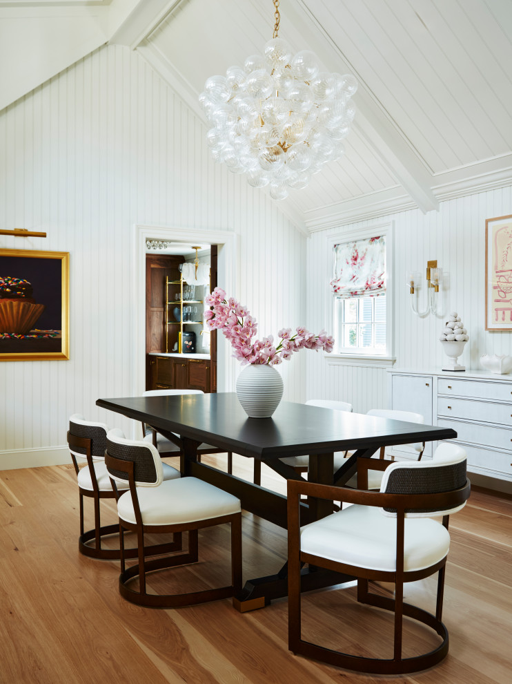 Example of a classic dining room design in Boston